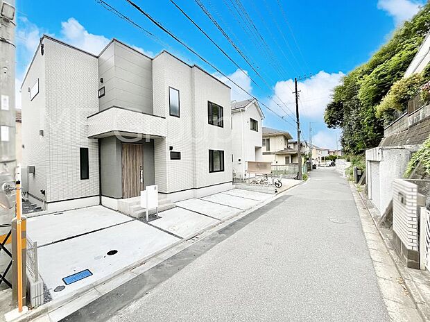 【前面道路含む現地写真】～Exterior～　前面道路は閑静な住宅地をはしる車通りの少ない道路。駐車の出し入れもらくらくです！ご不明点・現地見学のご希望は、お気軽にお問い合わせください！ 