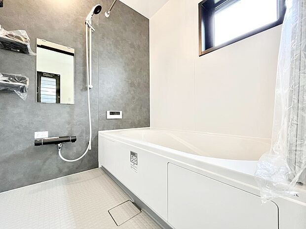 【浴室】～Bath Room～　落ち着いた雰囲気の浴室で明日に向けてリフレッシュ。浴室乾燥機能も付いているので隣の洗濯機置き場で洗い上がった洗濯物を、雨の日も天気を気にせず乾燥させることも可能です。