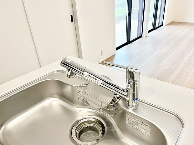 【その他設備(浄水器)】いつでも清潔なおいしいお水を。一つの水栓で水道水と浄水を使い分け。