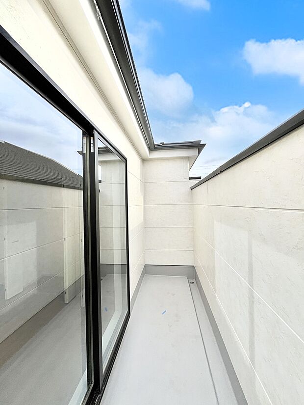 【バルコニー】◆1号棟◆～Balcony～ バルコニーは温かい陽がさしこみ、お布団や洗濯物を気持ちよく干すことができます。 使いやすく開放的なバルコニーです♪陽ざしがたっぷり降り注ぐ、バルコニー付き住まい。 