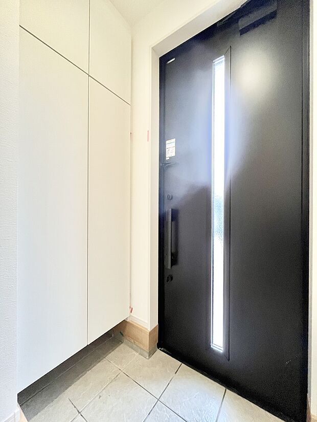 【玄関】◆1号棟◆～Entrance～　家の中でお客様を迎える最初の場所である玄関は、家の印象そのものです！豊富な玄関収納で、常に綺麗に保つことが出来ます♪玄関にはたっぷり収納の下駄箱を完備！