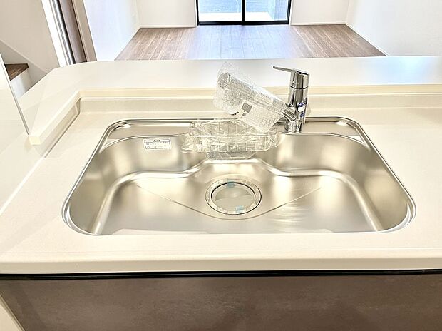 【その他設備(シンク)】広々としたシンクでお料理やお皿洗いもラクラク快適に！
