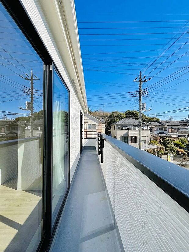 【バルコニー】◆B号棟◆～Balcony～ バルコニーは温かい陽がさしこみ、お布団や洗濯物を気持ちよく干すことができます。使いやすく開放的なバルコニーです♪陽ざしがたっぷり降り注ぐ、バルコニー付き住まい。 