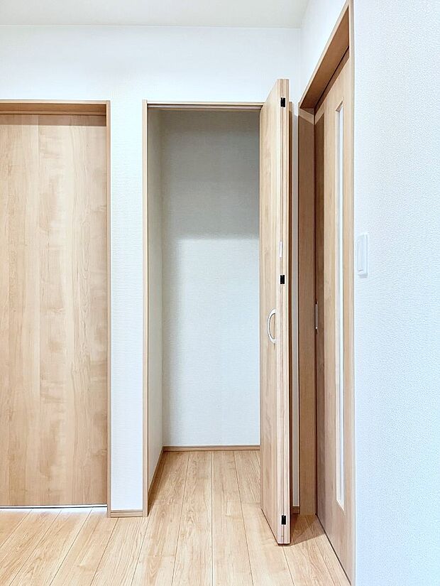 【その他設備(玄関ホール収納)】◆B号棟◆玄関ホール収納です。掃除道具やお出かけ用グッズの収納に便利です。