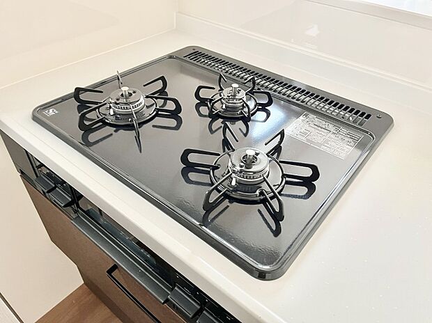 【その他設備(三ツ口コンロ)】三口ガスコンロでお料理が一気にはかどりそう  　