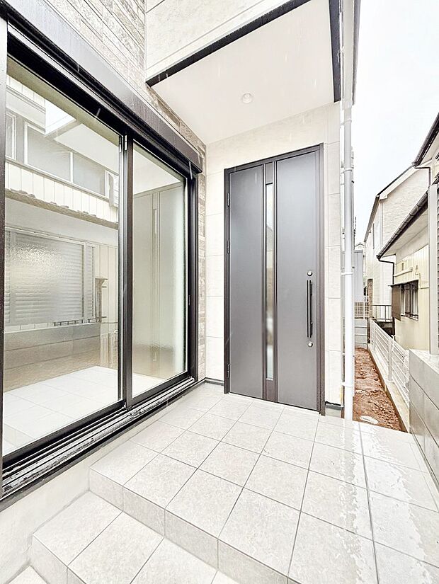 【玄関】~Entrance~ 玄関は、お客さんをお迎えする場であり、家族が出入りする場でもあるので「おうちの顔」とも呼ばれる重要な場所!すっきりと明るく、いつでもお客様をお出迎えできるような設計をしました!