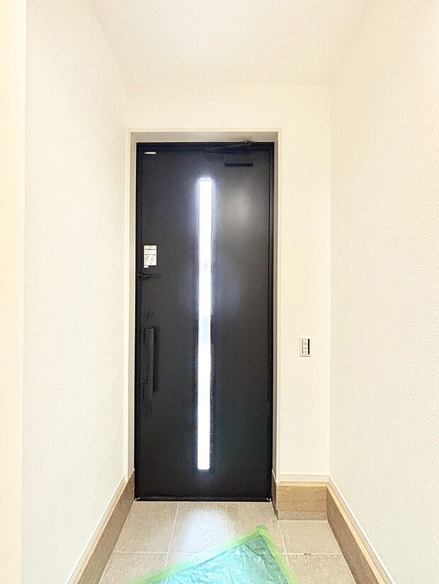【玄関】~Entrance~ 玄関は家の顔といわれますが我が家のセンスをさりげなく感じさせる魅力ある玄関造りも楽しみの一つ。帰宅する度に家族がほっとできる心地よい空間造りも大切ですね♪