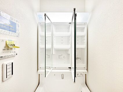 その他設備(三面鏡裏収納)