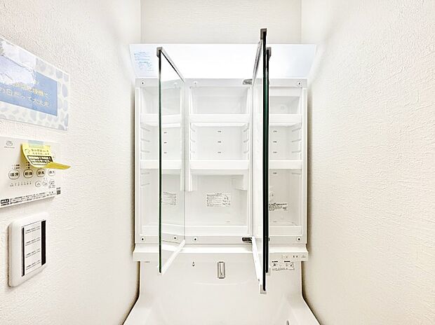 【その他設備(三面鏡裏収納)】三面鏡の裏に、化粧品や衛生用品などを収納可能。洗面台をすっきりと保ちます!