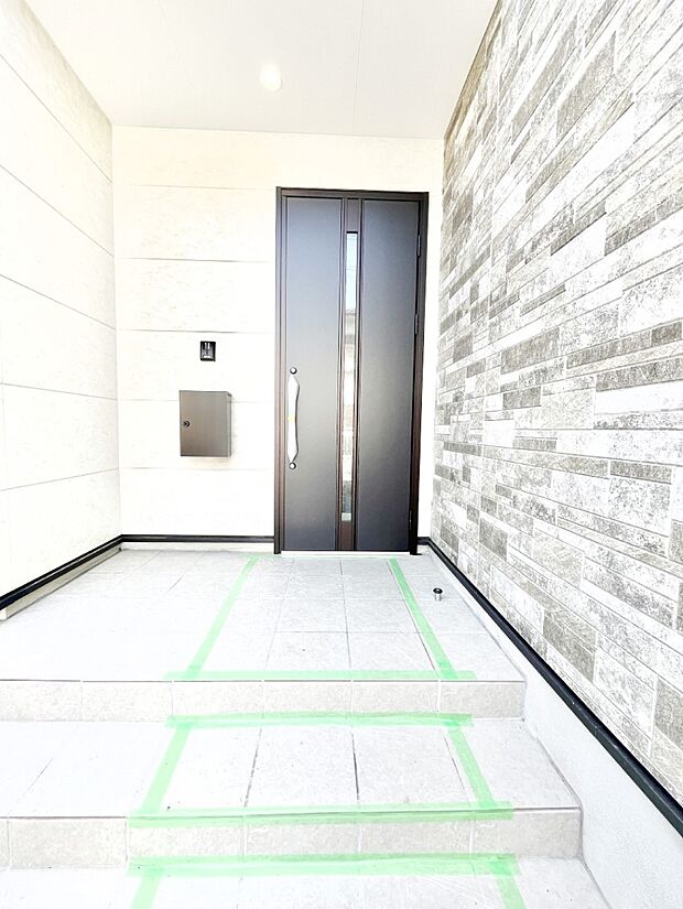 【玄関】~Entrance~ 玄関は、お客さんをお迎えする場であり、家族が出入りする場でもあるので「おうちの顔」とも呼ばれる重要な場所!すっきりと明るく、いつでもお客様をお出迎えできるような設計をしました!