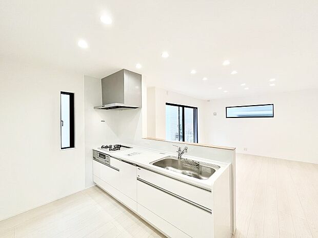 【ダイニングキッチン】~Kitchen~ 自然光が入る窓のあるキッチン☆毎日使う場所だからこそ、使い勝手を考慮しました。ゆったりとしたキッチンコーナーは質感豊かな仕上がりとなっております。