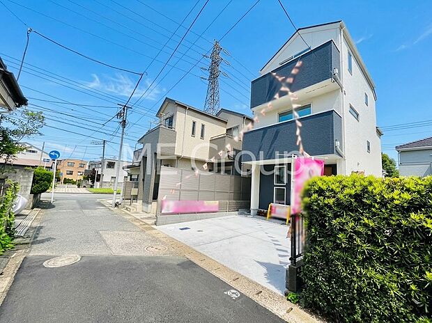 【前面道路含む現地写真】～Exterior～　前面道路は閑静な住宅地をはしる車通りの少ない道路。駐車の出し入れもらくらくです！ご不明点・現地見学のご希望は、お気軽にお問い合わせください！