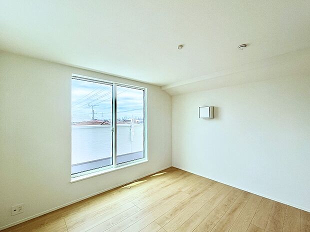 【寝室】～Bed Room～　バルコニーからの明るい日差しが差し込みます。日照に恵まれたお部屋。柔らかい自然光で朝目覚める暮らしが送れるだろう。また、機能的な収納を配置して、片付いた空間も実現出来そう。