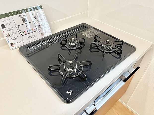 【その他設備(三面鏡裏収納)】三面鏡の裏に、化粧品や衛生用品などを収納可能。洗面台をすっきりと保ちます！