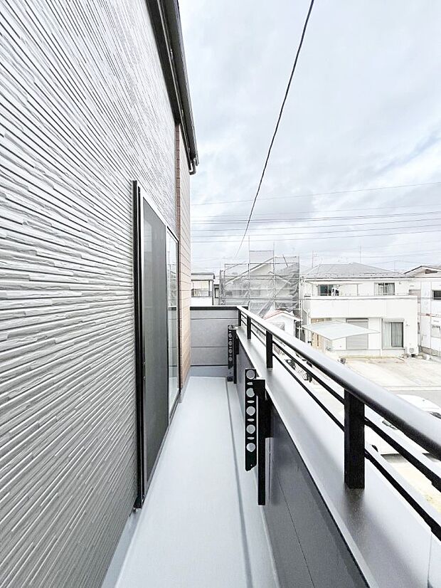 【バルコニー】～Balcony～ バルコニーは温かい陽がさしこみ、お布団や洗濯物を気持ちよく干すことができます。 使いやすく開放的なバルコニーです♪陽ざしがたっぷり降り注ぐ、バルコニー付き住まい。 