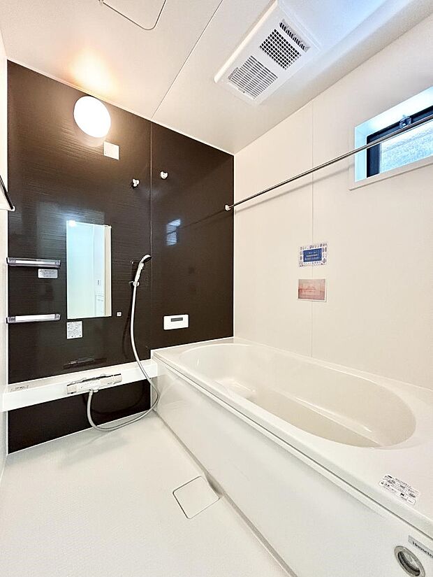 【浴室】~Bath Room~ ゆったりと足を伸ばして入浴することが可能!一日の疲れを癒す貴重なバスタイムです。お子様とご一緒でも十分な広さなので、リビングとは違った家族団欒のひと時をお楽しみいただけます。