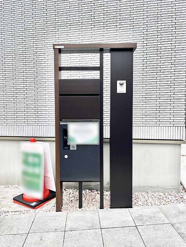 【その他現地】表札・インターホン・ポスト・宅配ＢＯＸをひとつに集約。エントランスになじむシンプルデザイン。
