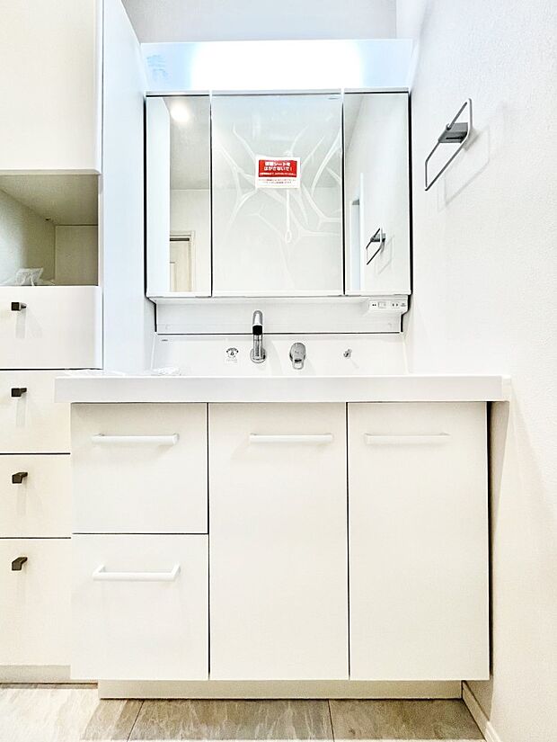 【洗面台・洗面所】～Dressing Room～ 清潔感溢れる色合いで統一されていると、スッキリと整った印象をうけます。 鏡の裏にはたっぷりと収納スペースを標準装備！ 水廻りは、シンプルかつ機能性を重視して。