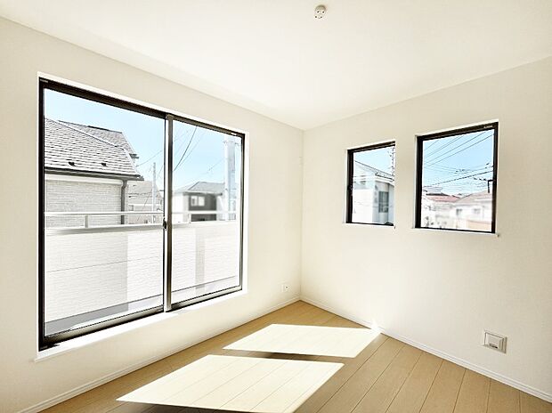 【寝室】◆2-D号棟◆～Bed Room～　2面採光を確保した明るい室内は、風通しも良く、大変居心地の良い空間となっております。爽やかな風を感じて起きる朝は、快適生活の始まりに！日当たりがとても良い住まい♪