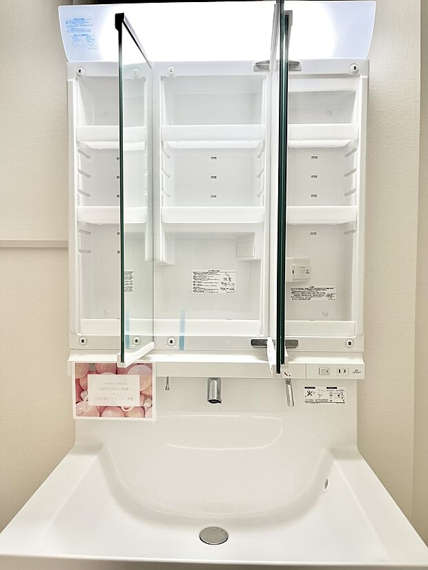 【その他設備(三面鏡裏収納)】◆1号棟◆三面鏡の裏に、化粧品や衛生用品などを収納可能。洗面台をすっきりと保ちます!