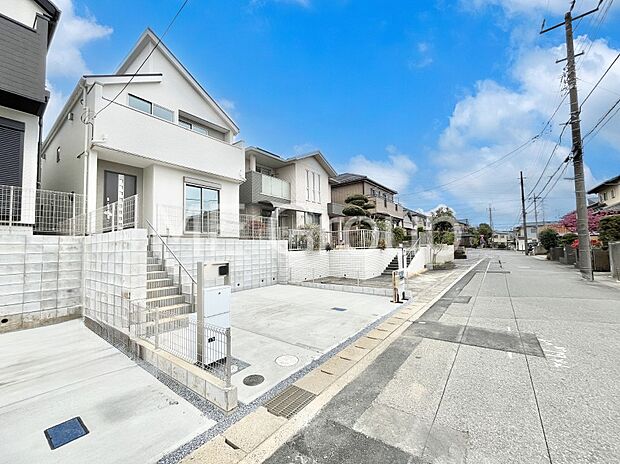 【前面道路含む現地写真】～Exterior～  前面道路は閑静な住宅地をはしる車通りの少ない道路。駐車の出し入れもらくらくです！ご不明点・現地見学のご希望は、お気軽にお問い合わせください！