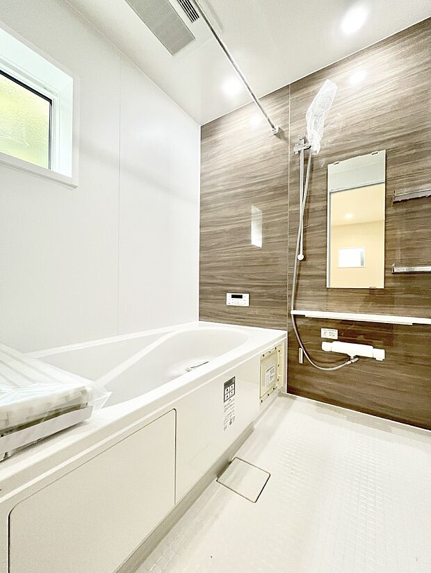 【浴室】～Bath Room～　落ち着いた雰囲気の浴室で明日に向けてリフレッシュ。浴室乾燥機能も付いているので隣の洗濯機置き場で洗い上がった洗濯物を、雨の日も天気を気にせず乾燥させることも可能です。