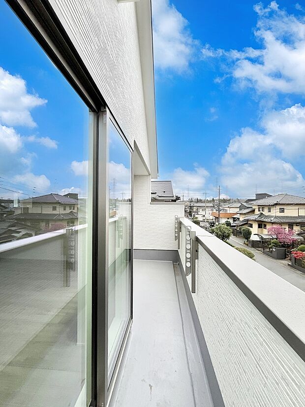 【バルコニー】～Balcony～ バルコニーは温かい陽がさしこみ、お布団や洗濯物を気持ちよく干すことができます。 使いやすく開放的なバルコニーです♪陽ざしがたっぷり降り注ぐ、バルコニー付き住まい。 