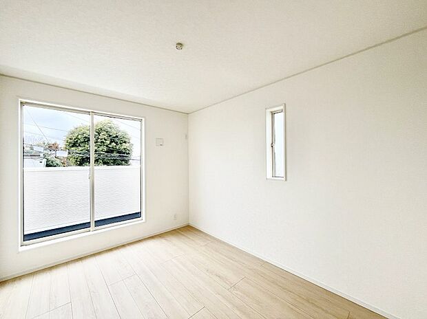【寝室】◆2号棟◆～Bed Room～　バルコニーからの明るい日差しが差し込みます。日照に恵まれたお部屋。柔らかい自然光で朝目覚める暮らしが送れるだろう。機能的な収納を配置して、片付いた空間も実現出来そう。