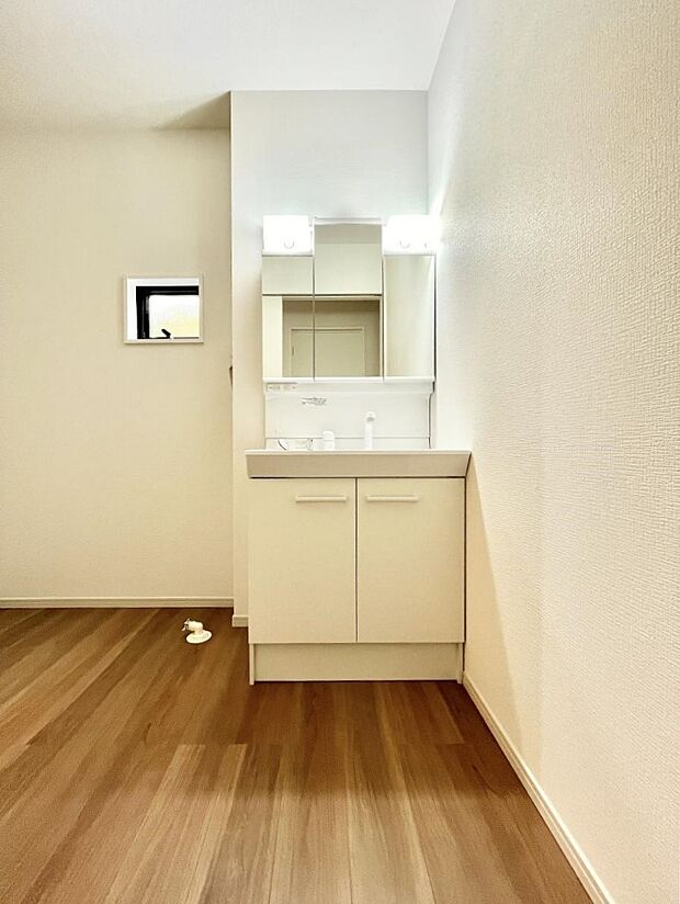 【同仕様写真(その他内観)】～Dressing Room～　毎日使う場所だから、機能的で使いやすさに配慮したパウダールーム。※1号棟同仕様写真