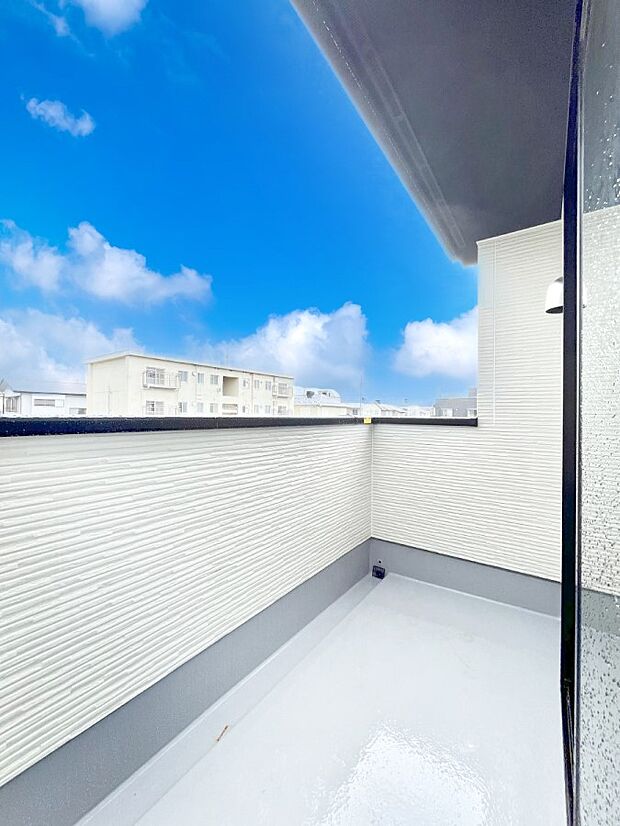 【バルコニー】◆1号棟◆~Balcony~ 大きな空に囲まれた気持ちのいい家。バルコニーを覗くだけで圧倒的な開放感に包まれます。バルコニーは陽がさしこみお布団や洗濯物を気持ちよく干すことができます。
