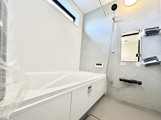 【浴室】◆１号棟◆～Bath Room～　足を伸ばして入浴することが可能！一日の疲れを癒す貴重なバスタイムです。お子様とご一緒でも十分な広さなので、リビングとは違った家族団欒のひと時をお楽しみいただけます。
