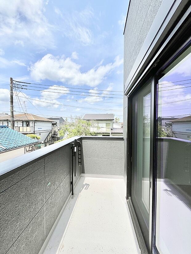 【バルコニー】◆１号棟◆～Balcony～　大きな空に囲まれた気持ちのいい家。バルコニーを覗くだけで圧倒的な開放感に包まれます。バルコニーは陽がさしこみお布団や洗濯物を気持ちよく干すことができます。