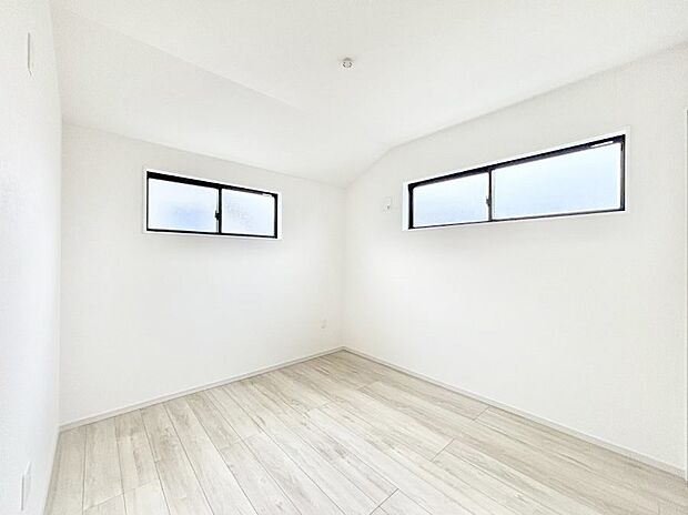 【寝室】～Bed Room～　「今日も一日お疲れ様」とご夫婦でゆったりくつろげる寝室。毎日の家事やお仕事に疲れた日はフカフカのベットで癒されてください。テレビや本棚をおいても快適な広さが自慢♪