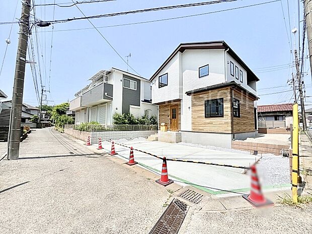 【前面道路含む現地写真】~Exterior~ 前面道路は閑静な住宅地をはしる車通りの少ない道路。駐車の出し入れもらくらくです!ご不明点・現地見学のご希望は、お気軽にお問い合わせください!