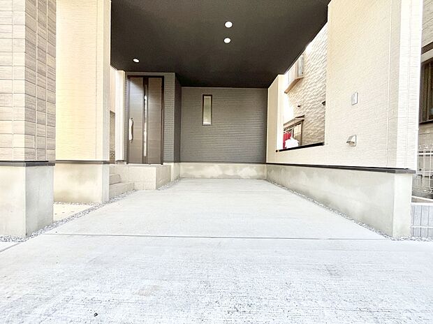 【駐車場】～Parking～　ビルトインカースペースのため、駐車場と家の中への導線がスムーズです。屋根があるため帰宅時の雨に濡れる心配や大荷物の運搬の手間が少なくなります。