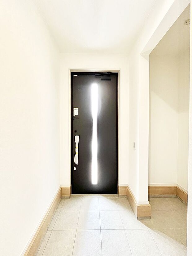 【玄関】~Entrance~ 玄関は家の顔といわれますが我が家のセンスをさりげなく感じさせる魅力ある玄関造りも楽しみの一つ。帰宅する度に家族がほっとできる心地よい空間造りも大切ですね♪