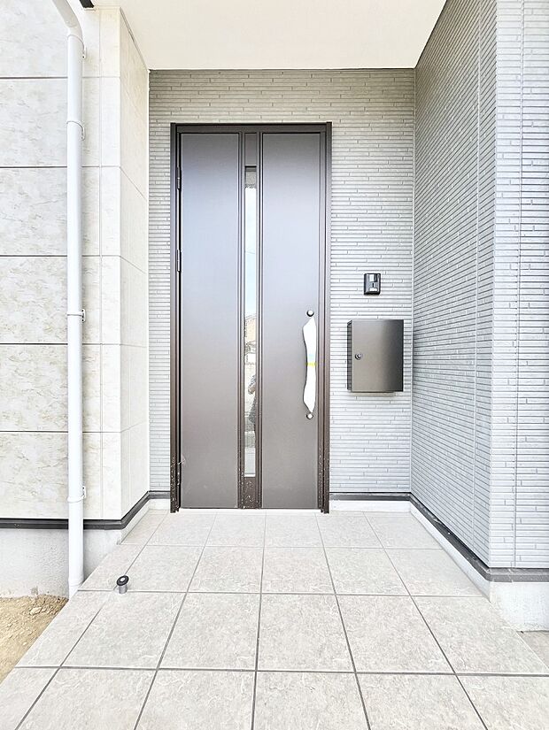 【玄関】玄関前は雨が降っても濡れにくい屋根付き