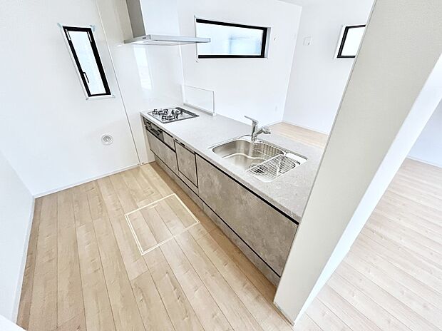 【ダイニングキッチン】◆1号棟◆~Kitchen~ 自然光が入る窓のあるキッチン☆毎日使う場所だからこそ、使い勝手を考慮しました。ゆったりとしたキッチンコーナーは質感豊かな仕上がりとなっております。