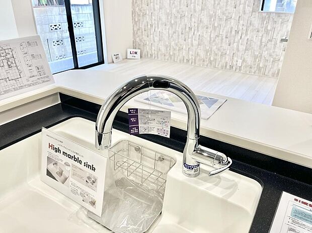 【その他設備(浄水器)】いつでも清潔なおいしいお水を。一つの水栓で水道水と浄水を使い分け。
