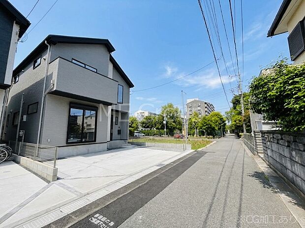 【前面道路含む現地写真】～Exterior～　前面道路は閑静な住宅地をはしる車通りの少ない道路。駐車の出し入れもらくらくです！ご不明点・現地見学のご希望は、お気軽にお問い合わせください！