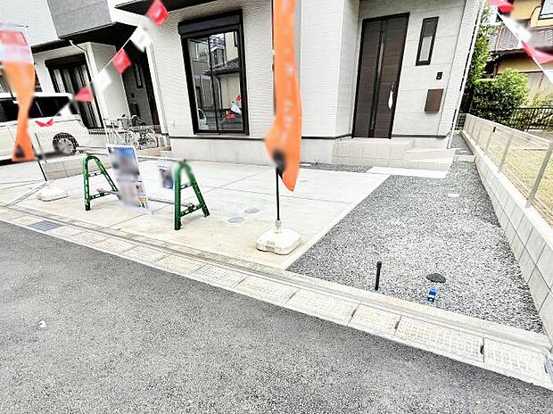 【駐車場】2台（車種による）駐車可！ご家族みんなの自転車も置ける広々カースペース。