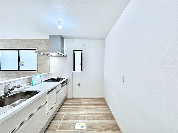 【ダイニングキッチン】～Kitchen～　会話が弾むリビング、料理が愉しくなるキッチン。家は、ただ生活する場ではなく、暮らしを愉しく、快適にする場所。笑顔の毎日、安らぎの日々のために、最新の設備・仕様を採用。