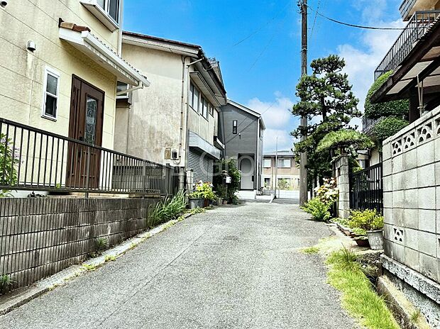 【前面道路含む現地写真】～Exterior～　前面道路は閑静な住宅地をはしる車通りの少ない道路。駐車の出し入れもらくらくです！ご不明点・現地見学のご希望は、お気軽にお問い合わせください！