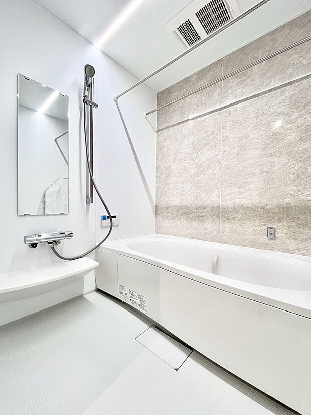 【浴室】◆1号棟◆～Bath Room～　足を伸ばして入浴することが可能！一日の疲れを癒す貴重なバスタイムです。お子様とご一緒でも十分な広さなので、リビングとは違った家族団欒のひと時をお楽しみいただけます。