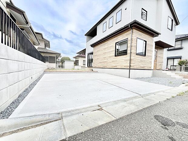 【駐車場】～Parking～　駐車場２台置けます！(車種による)自転車置き場や物置場として、お子様の遊ぶスペースとして、ゆとりある敷地だからこそ可能な多用途にご利用いただけるスペースです。