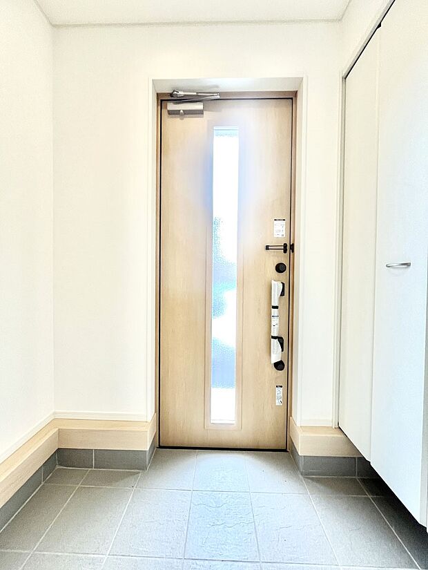 【玄関】～Entrance～　家の中でお客様を迎える最初の場所である玄関は、家の印象そのものです！豊富な玄関収納で、常に綺麗に保つことが出来ます♪玄関にはたっぷり収納の下駄箱を完備！