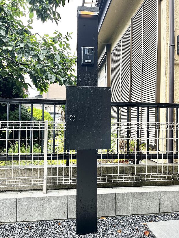 【その他現地】シンプルデザインのポスト。