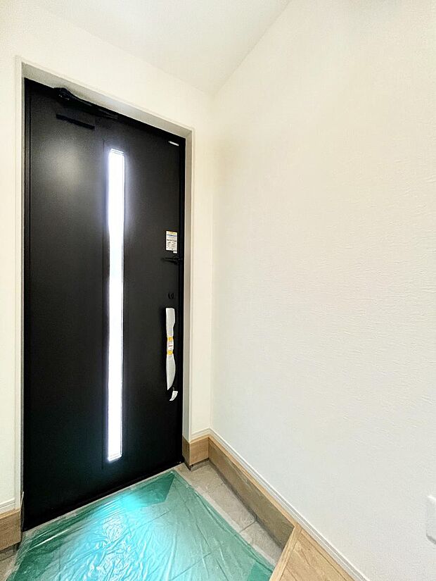 【玄関】～Entrance～　玄関は家の顔といわれますが我が家のセンスをさりげなく感じさせる魅力ある玄関造りも楽しみの一つ。帰宅する度に家族がほっとできる心地よい空間造りも大切ですね♪