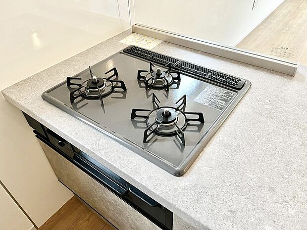 【その他設備(Ｓｉセンサーコンロ)】ガスコンロはＳｉセンサー搭載。火力調節や焦げ付き・消し忘れも防いでくれます。
