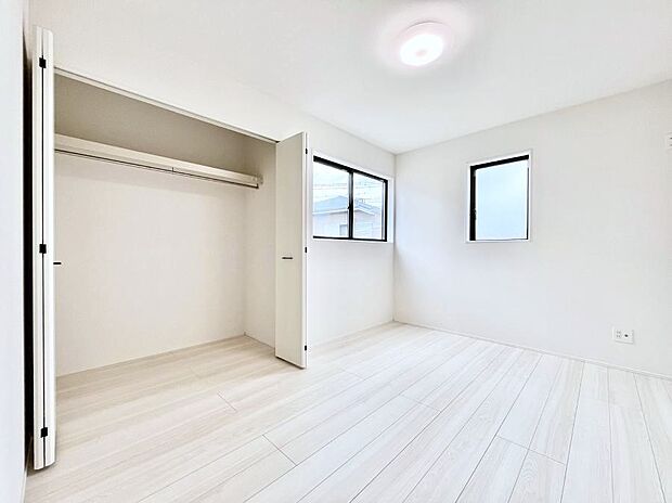 【寝室】使いやすい形でベットや家具の置き方にも困ることもありません。  